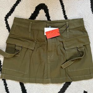 Green cargo style solid mini skirt